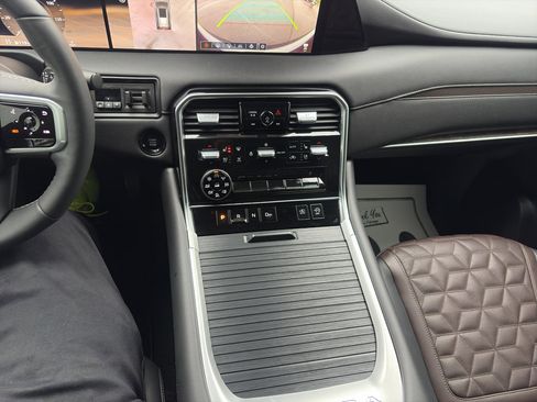 Used 2025 Nissan Armada Platinum Reserve image 21