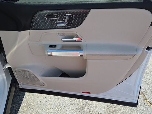 Used 2024 Mercedes-Benz GLB 250 4MATIC image 14