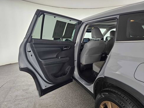Used 2022 Toyota Highlander Bronze Edition image 17