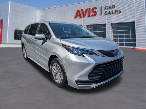 Used 2025 Toyota Sienna LE FWD image 3