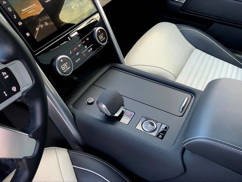 Used 2024 Land Rover Discovery Metropolitan Edition image 16