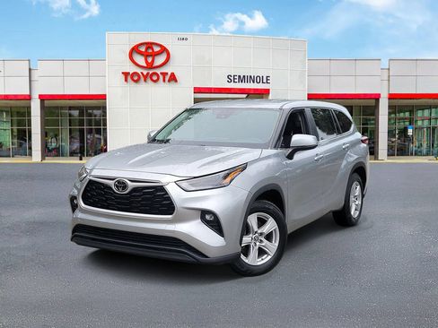 Used 2023 Toyota Highlander LE FWD image 1