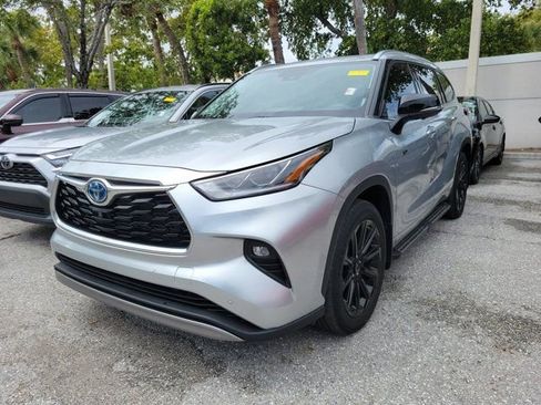 Used 2023 Toyota Highlander Platinum image 3