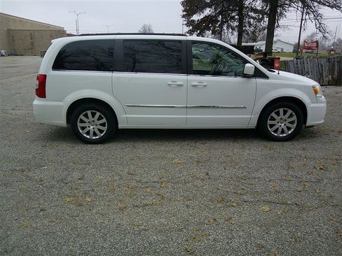 Used 2016 Chrysler Town & Country Touring image 6