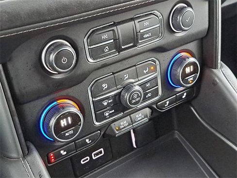 Used 2024 Chevrolet Suburban LT image 15