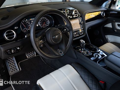 Used 2020 Bentley Bentayga Plug-In Hybrid image 22