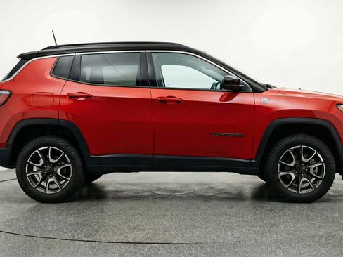 Used 2025 Jeep Compass Trailhawk image 11
