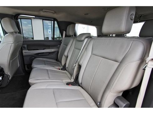 Used 2018 Ford Expedition XLT w/ Equipment Group 202A RWD image 31
