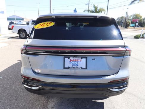 Used 2025 Lincoln Nautilus Premier image 11