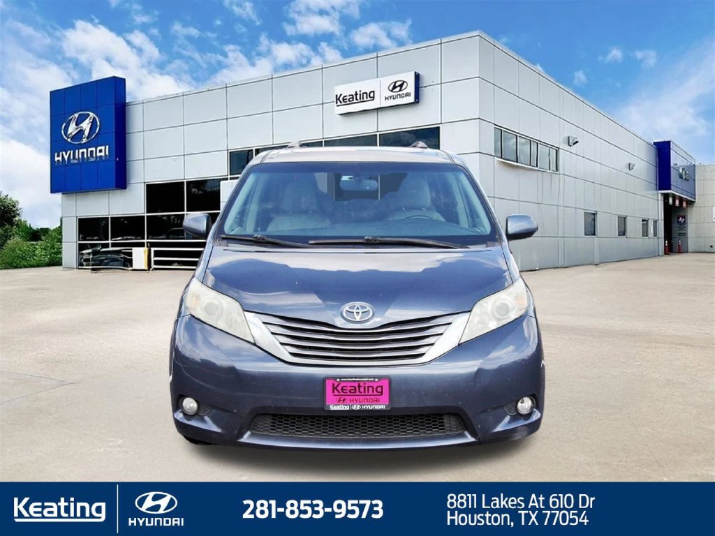 Used 2015 Toyota Sienna XLE FWD image 2