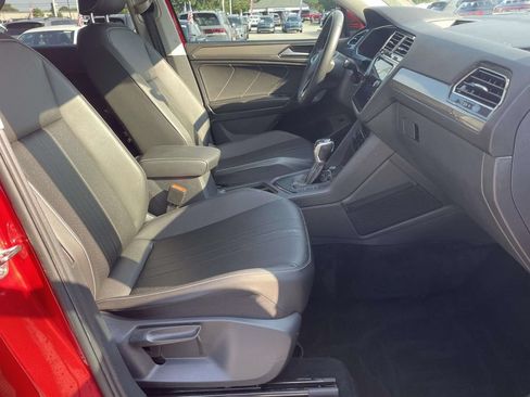 Certified 2022 Volkswagen Tiguan SE FWD image 9