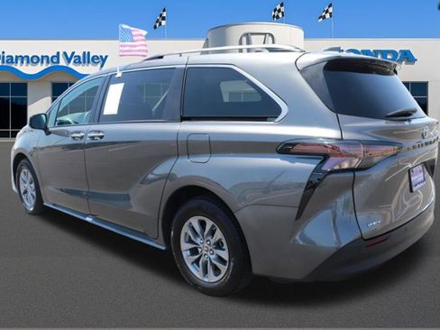 Used 2025 Toyota Sienna XLE FWD image 4