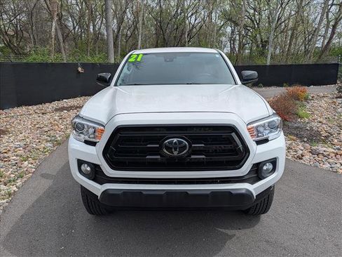 Used 2021 Toyota Tacoma SR5 AWD/4WD image 7