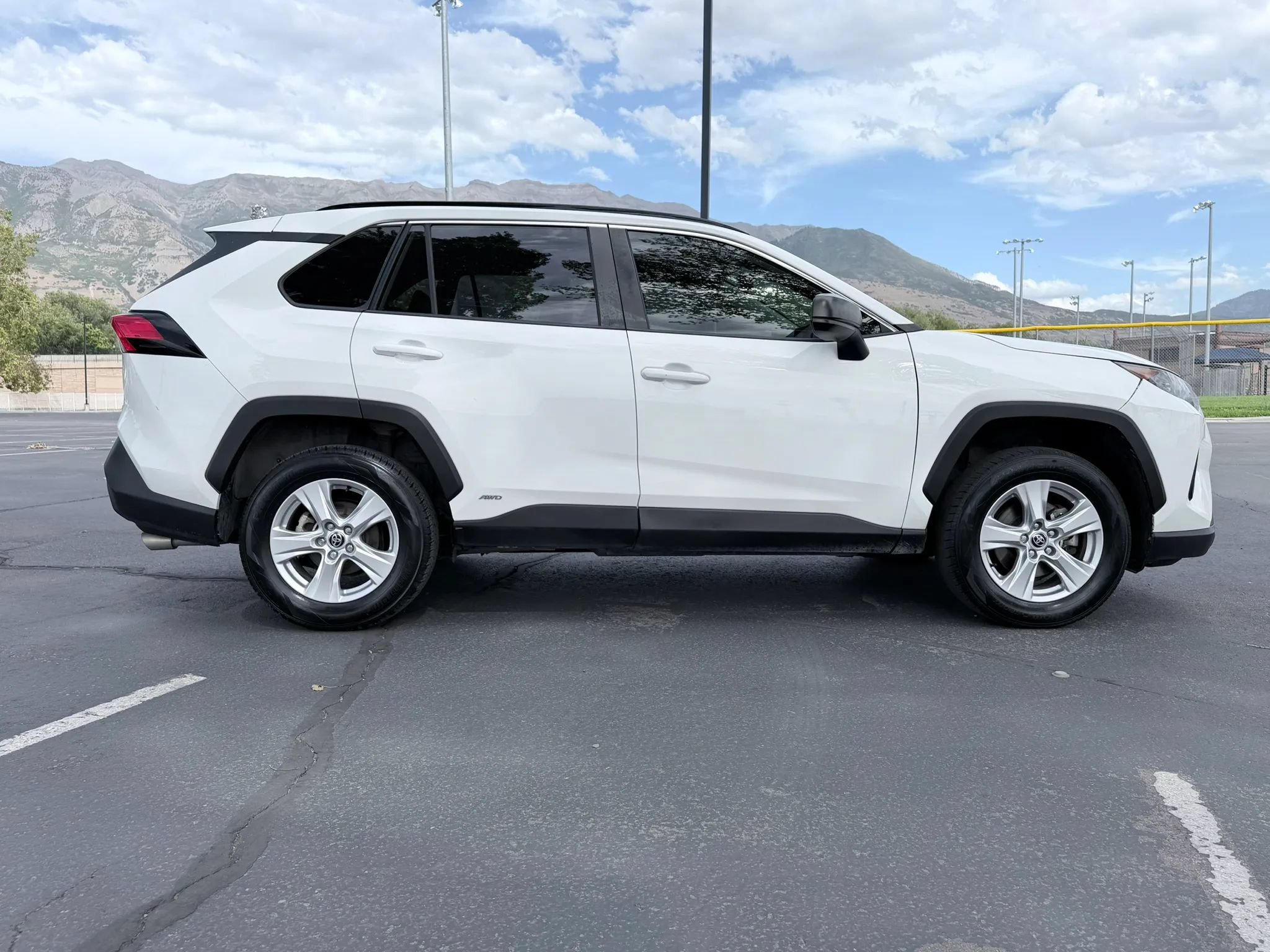 Used 2021 Toyota RAV4 LE AWD/4WD image 3