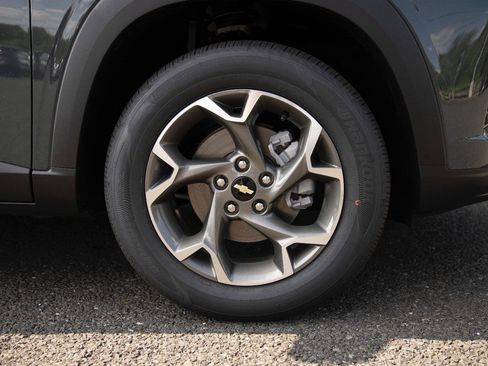 New 2025 Chevrolet Trax LT w/ Driver Confidence Package image 9