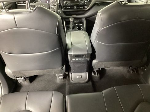 Used 2023 Toyota Highlander XLE AWD/4WD image 31