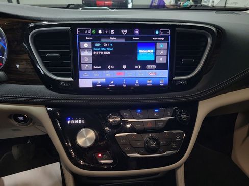 Used 2023 Chrysler Pacifica Limited FWD image 4