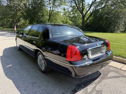 Used 2006 Lincoln Town Car Signature L RWD image 3