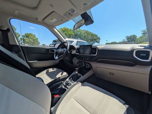 Used 2025 Hyundai Venue SEL FWD image 31