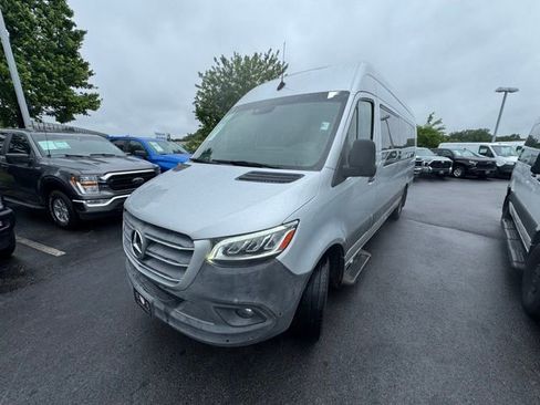 Used 2020 Mercedes-Benz Sprinter 3500 w/ Windows All Around Package image 19