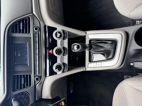 Used 2019 Hyundai Elantra SE FWD image 12