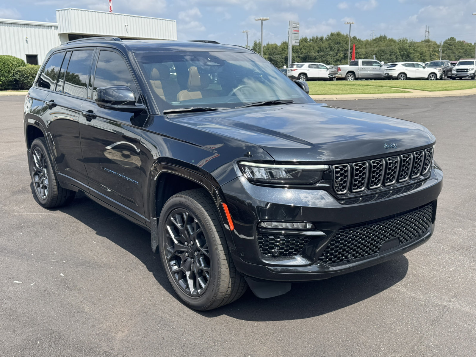 Used 2025 Jeep Grand Cherokee Summit AWD/4WD image 3