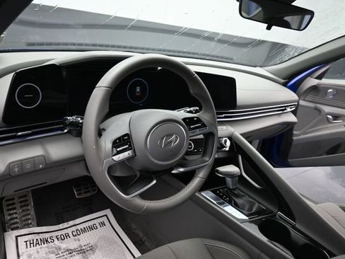 Used 2025 Hyundai Elantra SEL image 13