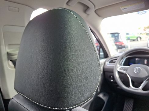 Certified 2022 Volkswagen Tiguan SE w/ Panoramic Sunroof Package image 9