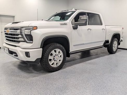Used 2024 Chevrolet Silverado 2500 High Country w/ Technology Package AWD/4WD image 4