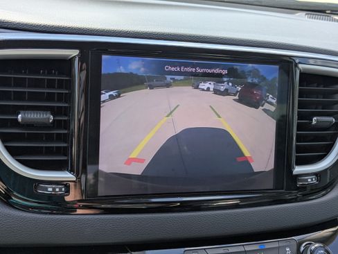 Used 2023 Chrysler Pacifica Touring-L FWD image 14