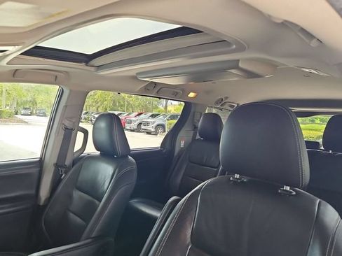 Used 2017 Toyota Sienna SE Premium FWD image 24