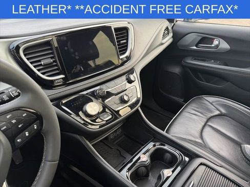 Used 2025 Chrysler Pacifica Limited FWD image 30