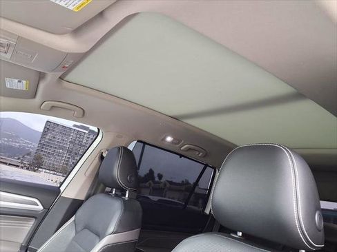 Used 2022 Volkswagen Atlas SEL Premium image 15