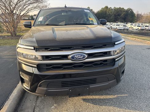 Used 2024 Ford Expedition Max XLT image 2