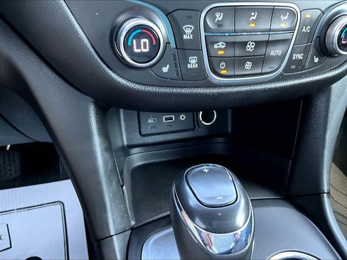 Used 2019 Chevrolet Equinox LT FWD image 16