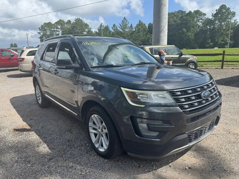 Used 2017 Ford Explorer XLT w/ Equipment Group 202A FWD image 9