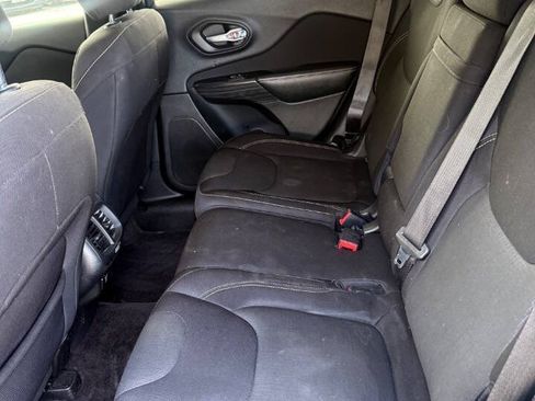 Used 2016 Jeep Cherokee Latitude w/ Safety/Convenience Group FWD image 18