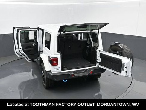 Used 2023 Jeep Wrangler Unlimited Sahara w/ Dual Top Group AWD/4WD image 29