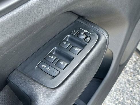 Used 2023 Volvo XC60 B5 Plus image 23