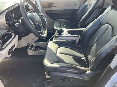 Used 2023 Chrysler Pacifica Touring-L image 22