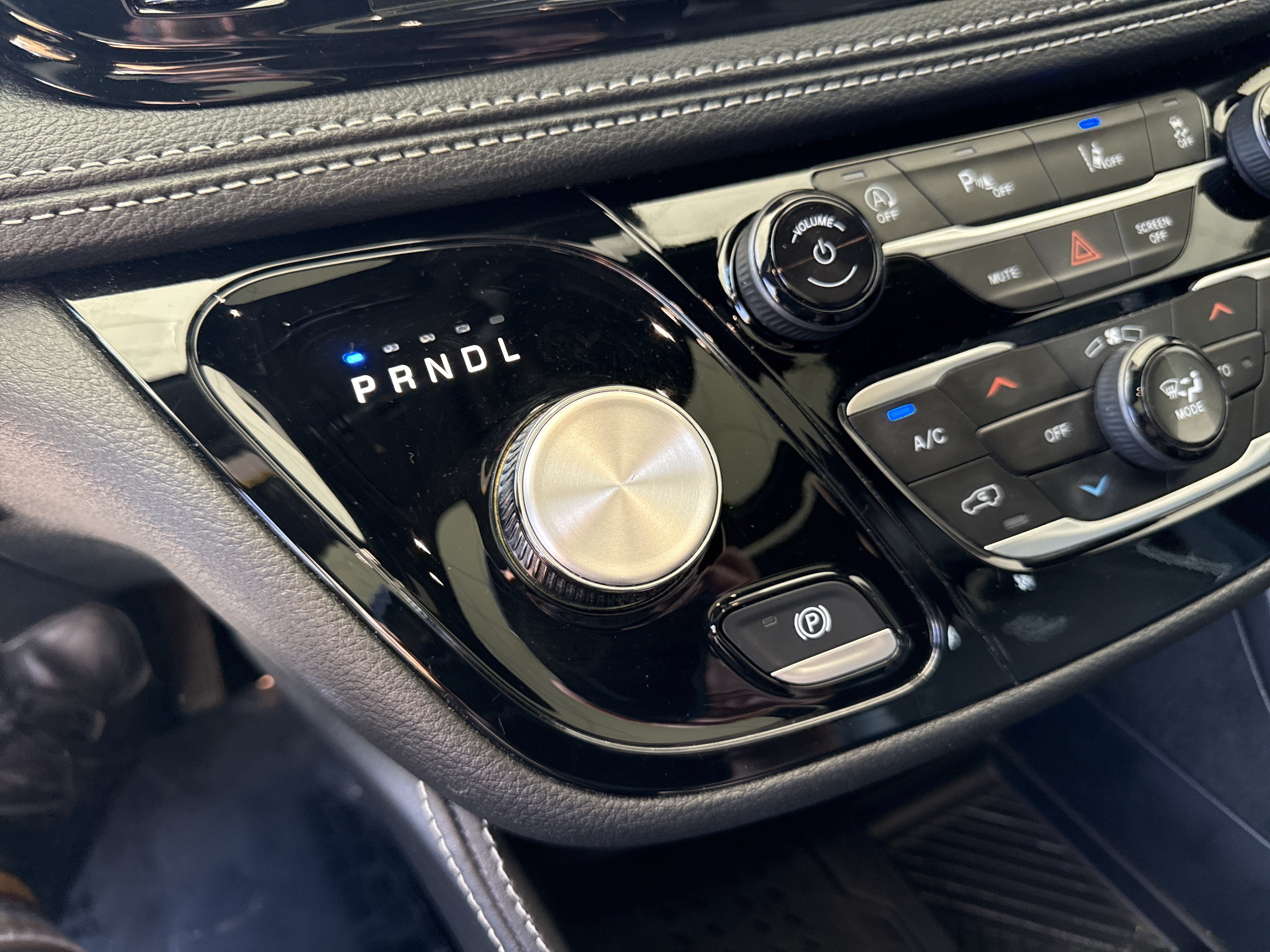 Used 2025 Chrysler Pacifica Limited FWD image 26