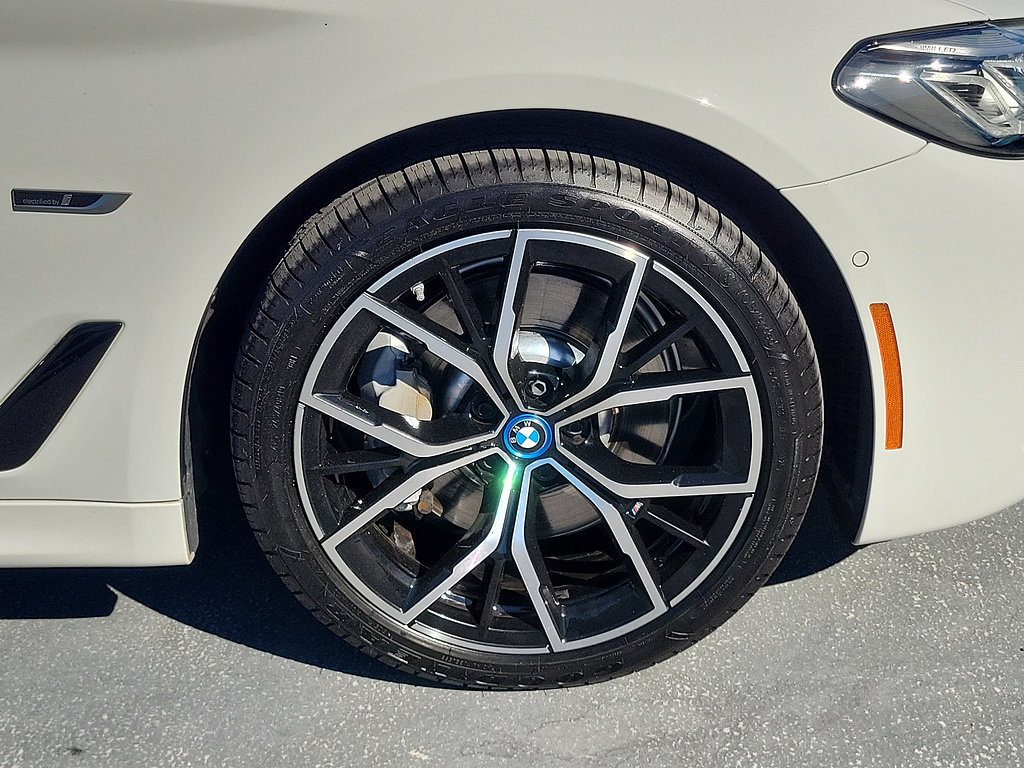 Used 2023 BMW 530e w/ M Sport Package RWD image 5