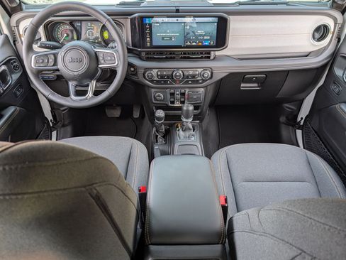 Used 2025 Jeep Wrangler Sahara AWD/4WD image 22