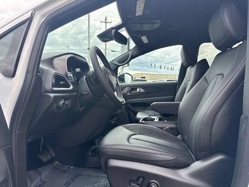 New 2027 Chrysler Pacifica Select AWD/4WD image 24