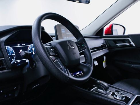 Used 2023 Mitsubishi Outlander SE image 6