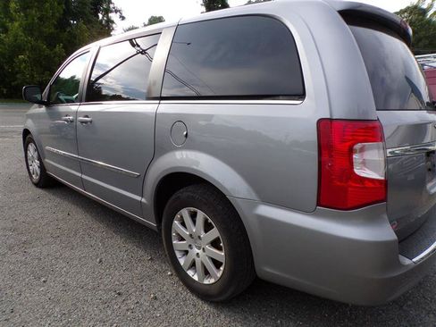 Used 2014 Chrysler Town & Country Touring FWD image 9