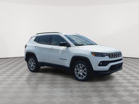 Used 2023 Jeep Compass Latitude AWD/4WD image 2