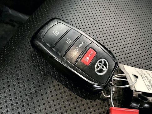 Used 2023 Toyota Venza Limited image 9