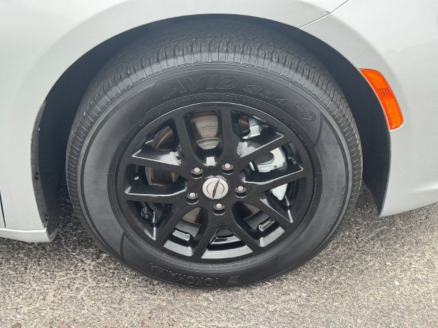 Certified 2024 Chrysler Pacifica Touring-L FWD image 9