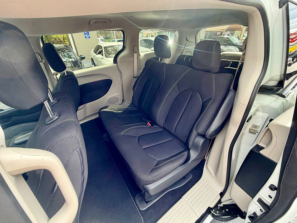Used 2020 Chrysler Voyager L FWD image 10